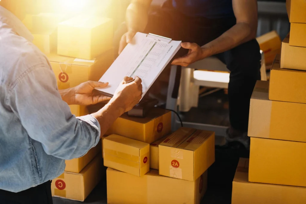 2 men are singin contract for temporary good storage with mover and packers in abu dhabi